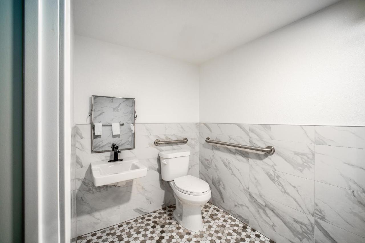 Aspire Inn Studios & Spas ベルフラワー エクステリア 写真