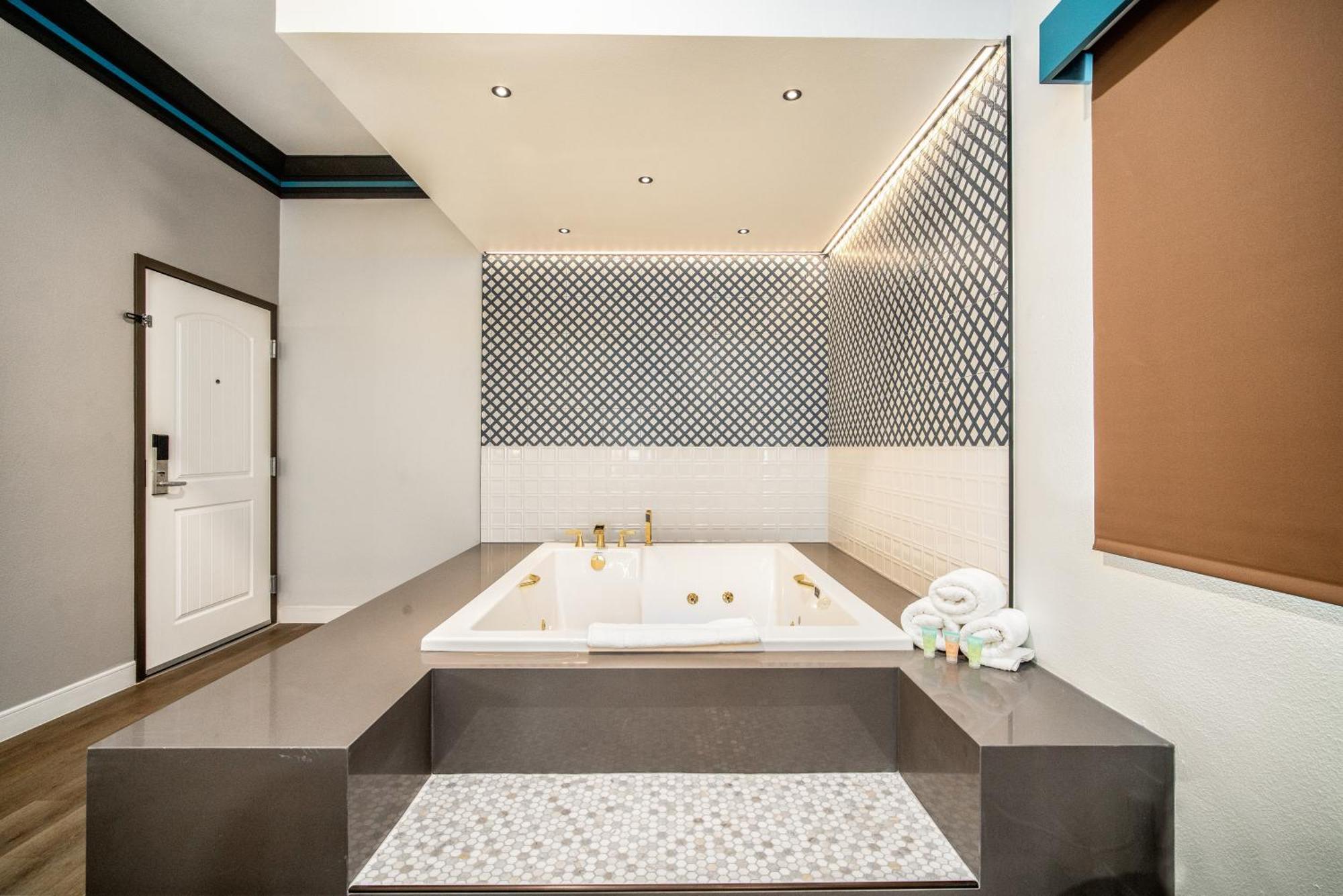 Aspire Inn Studios & Spas ベルフラワー エクステリア 写真